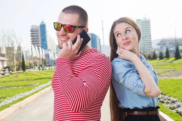 Homem e mulher bonita andando na rua e fazendo selfie por telefone inteligente . — Fotografia de Stock