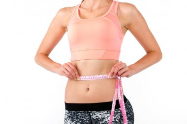 Beyaz arka plan üzerinde ölçü bandı ile sağlıklı Kafkas kadın. Fitness Spor salonu konsept