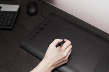 Kadın el modern grafik tablet ile Üstten Görünüm