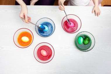 Paskalya yumurta hazırlama bebek kız