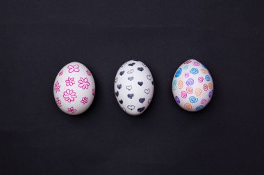 Paskalya yumurtaları üzerine siyah boyalı.