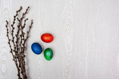 Paskalya arka plan. Kukum şube ve kadın ile yumurta ver. Düz yatıyordu, en iyi görünüm, kopya alanı