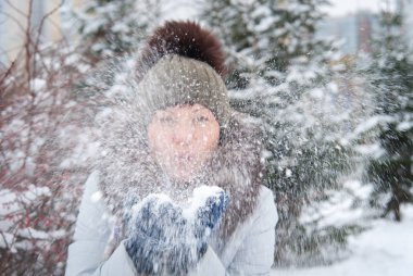 Kış ağaç kadına