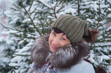 Kış ağaç kadına