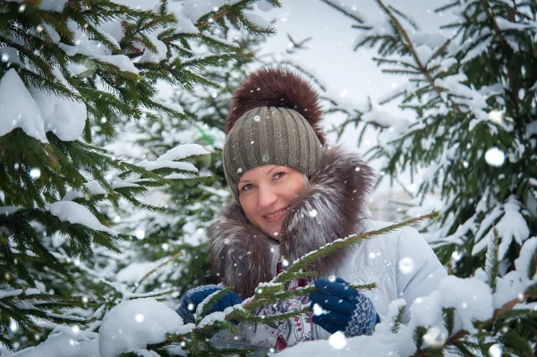 Mujer en el árbol de invierno — Foto de Stock