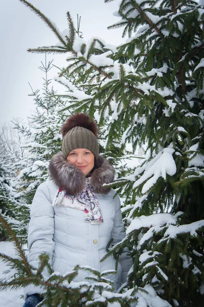 Frau am Winterbaum — Stockfoto