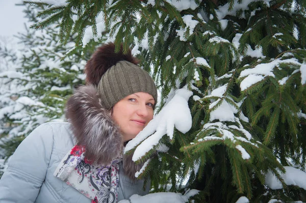 冬の木を女性 — ストック写真