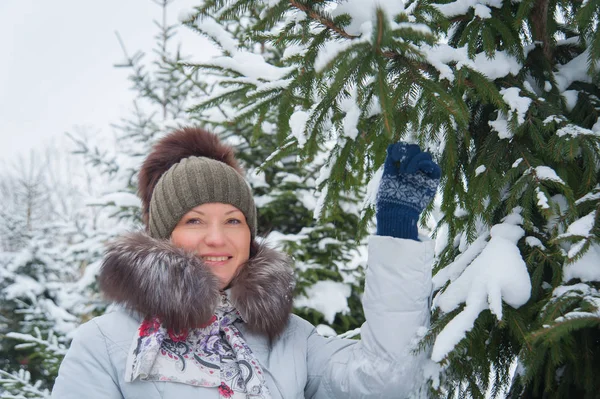 Femme à l'arbre d'hiver — Photo