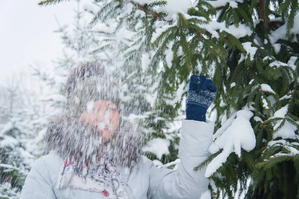 Femme à l'arbre d'hiver — Photo