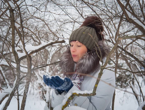 Mujer en invierno uno — Foto de Stock