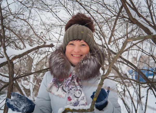 Frau im Winter eins — Stockfoto