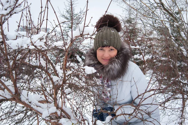 Mujer en invierno uno — Foto de Stock