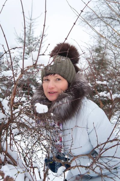 Frau im Winter eins — Stockfoto