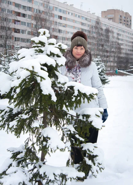 Femme à l'arbre d'hiver — Photo