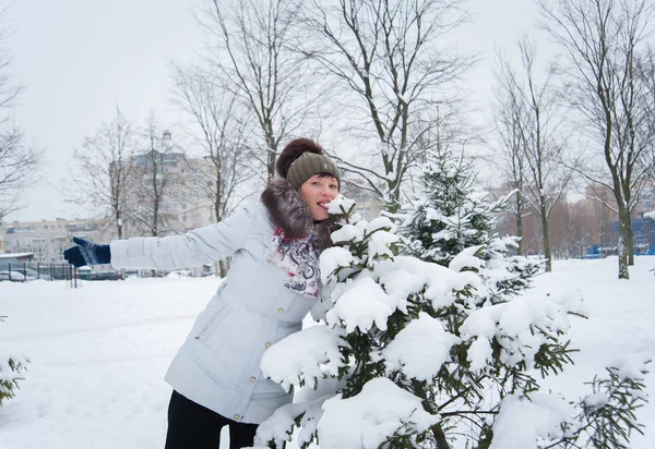 Frau am Winterbaum — Stockfoto