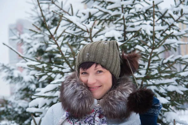 ผู้หญิงที่ต้นไม้ฤดูหนาว — ภาพถ่ายสต็อก