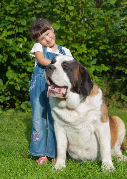 Flicka och hund serbernar — Stockfoto