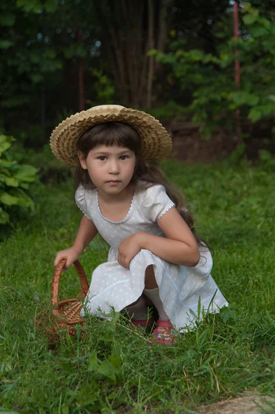 夏の籠を持つ少女 — ストック写真