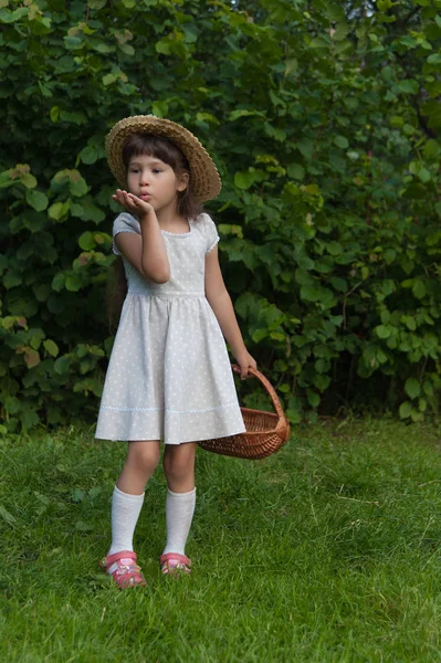 Menina com uma cesta no verão — Fotografia de Stock