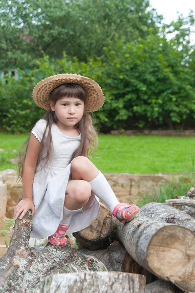 Girl in the wood — Stock Photo, Image