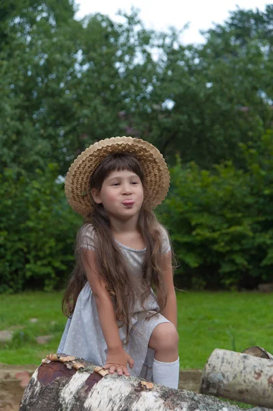 Girl in the wood — Stock Photo, Image