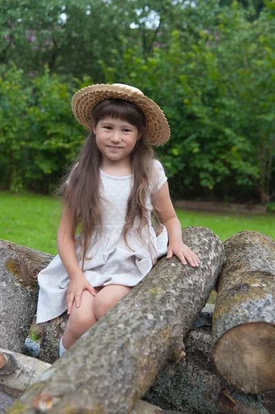 Girl in the wood — Stock Photo, Image