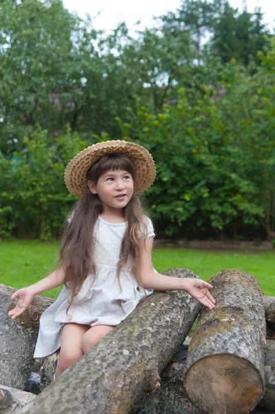 Girl in the wood — Stock Photo, Image