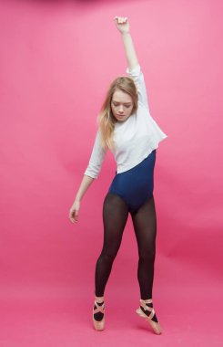 kız dans pembe bir arka plan üzerinde siyah tayt