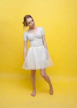 bir sarışın çıplak ayakla