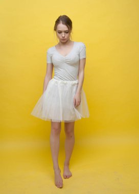 bir sarışın çıplak ayakla