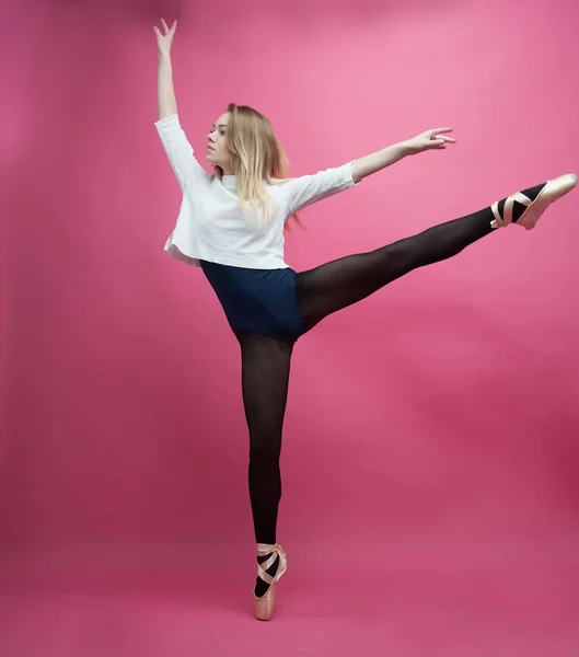 Chica en medias negras bailando sobre un fondo rosa —  Fotos de Stock