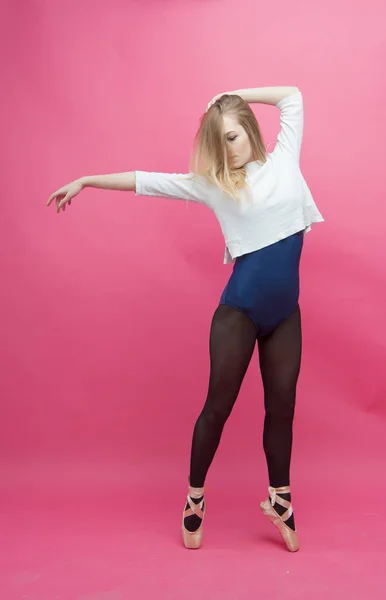 Chica en medias negras bailando sobre un fondo rosa —  Fotos de Stock
