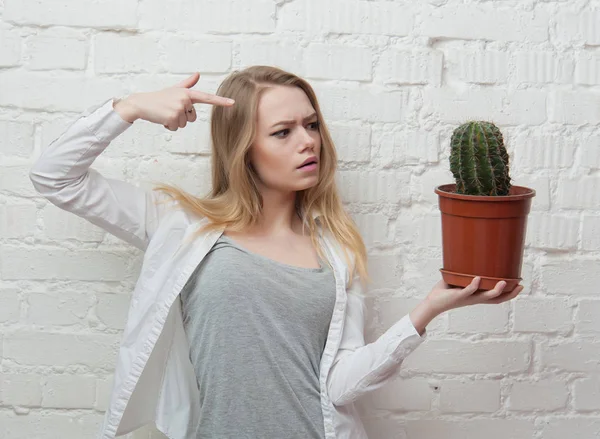 Chica sosteniendo un cactus — Foto de Stock