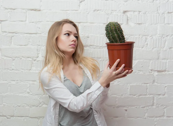 Chica sosteniendo un cactus — Foto de Stock