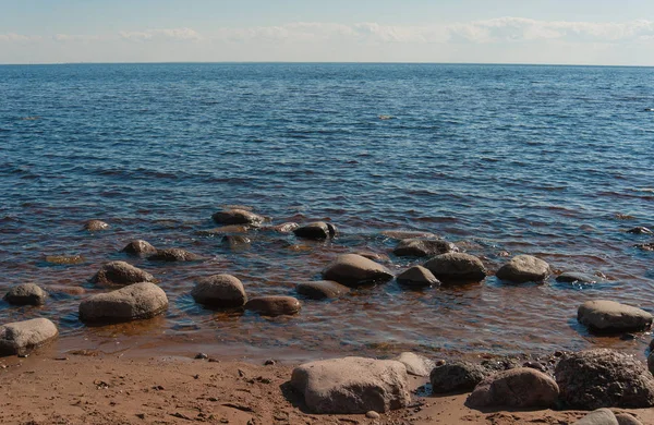 Côte en été avec des pierres — Photo