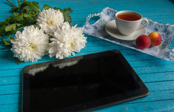 Petit déjeuner d'affaires sur une table bleue — Photo