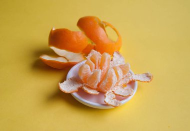 Narenciye sarı bir arka plan üzerinde