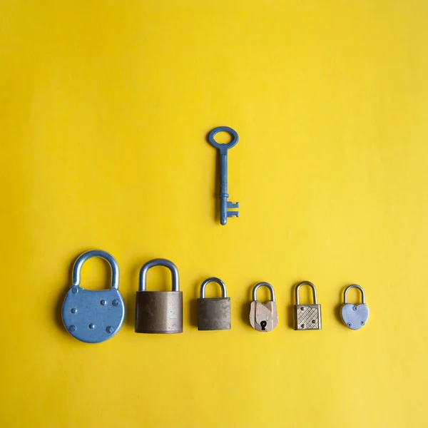 En nyckel och 6 Lås — Stockfoto