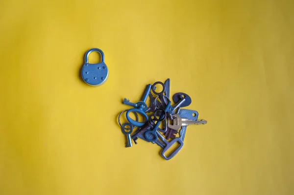 En lock och många nycklar — Stockfoto