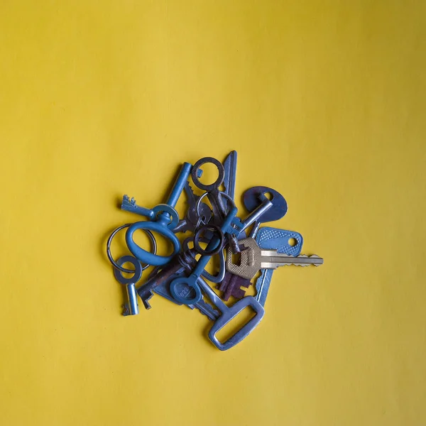 Massa nycklar och lås — Stockfoto