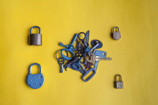 Massa nycklar och lås — Stockfoto