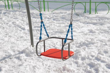 Kış aylarında kırmızı salıncaklar