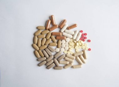 Masanın üzerinde farklı hapları