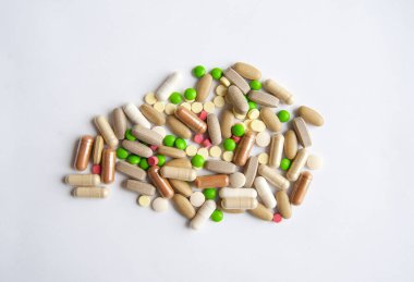 Masanın üzerinde farklı hapları