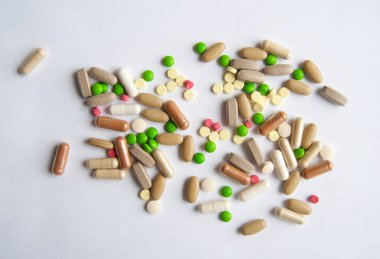 Masanın üzerinde farklı hapları