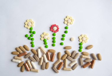 Masanın üzerinde farklı hapları