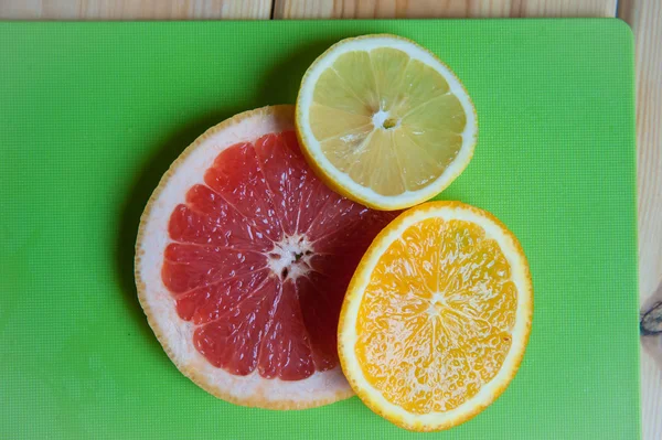 Свежие фрукты на столе — стоковое фото
