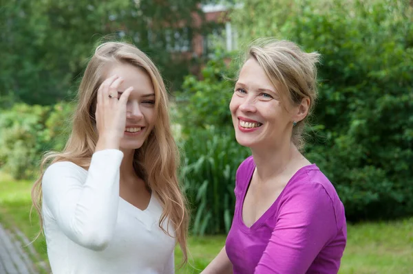 Mam Dochter Het Park Zomer Lachen — Stockfoto