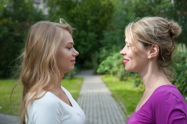 Twee vriendinnen lachen op straat — Stockfoto