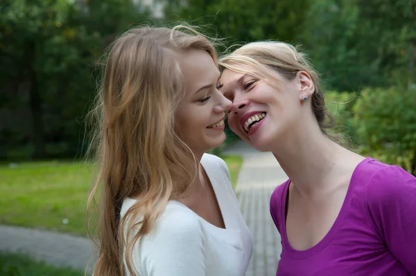Twee vriendinnen lachen op straat — Stockfoto